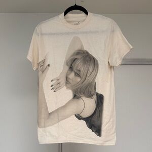 Sabrina Carpenter Portrait Photo Tee in Black & Cream